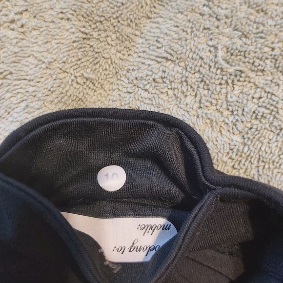 *SOLD* Lululemon Capris - Picture 4 of 4